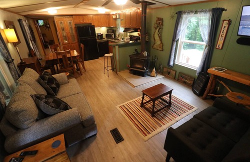 Crossville House | Cozy Tennessee Plateau home. Furnished outdoor living with 1G Wi-Fi