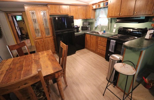 Crossville House | Cozy Tennessee Plateau home. Furnished outdoor living with 1G Wi-Fi