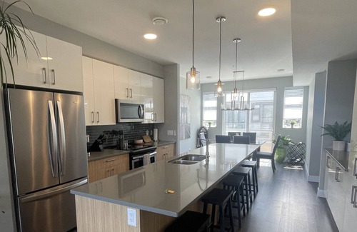 Central Okanagan House | Cozy Three Bedroom Townhouse with Lake Views