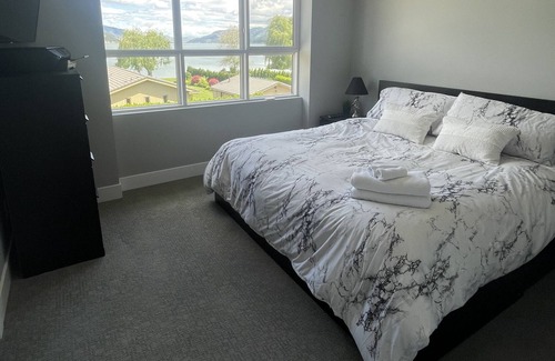 Central Okanagan House | Cozy Three Bedroom Townhouse with Lake Views