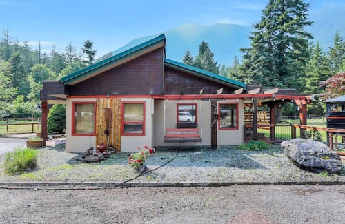 Hope House | Cozy Three Bedroom House In Hope BC!