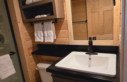 Page Cabin | Cozy Tiny Home King Room #15B