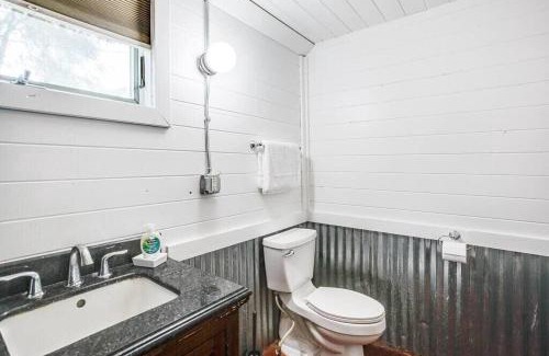 Harters Heights House | Cozy Tiny House Bungalow 7 Blocks from Campus