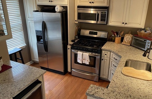 Scott Township House | Cozy townhome 5 miles to downtown!