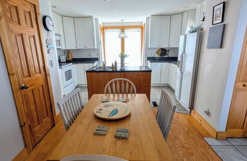 Deep Hole House | Cozy townhome in beautiful Chincoteague with WiFi, AC