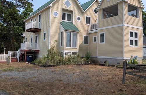 Deep Hole House | Cozy townhome in beautiful Chincoteague with WiFi, AC