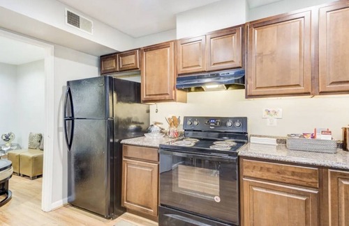 Woodbridge House | Cozy Townhome in the Heart of Woodbridge with King bed & Pool Table.