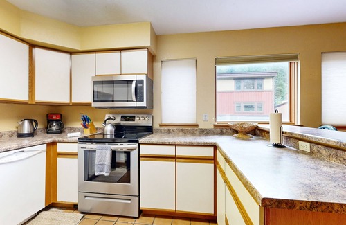 Intermountain House | Cozy townhome with deck - on free shuttle route