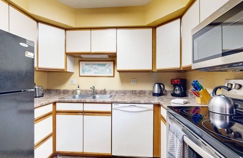 Intermountain House | Cozy townhome with deck - on free shuttle route