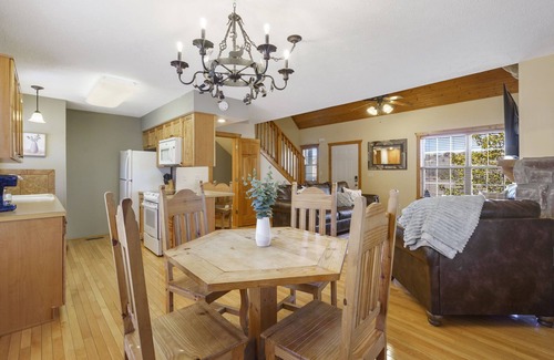 Reeds Spring House | Cozy Townhouse, Near Silver Dollar City, Screened Deck & Fireplace!