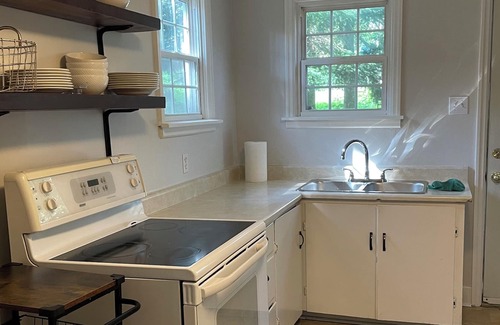 Bedford House | Cozy tranquil retreat in the heart of Bedford (pet friendly)