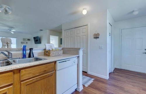 Interchange Square Apartment | Cozy Tropical Home