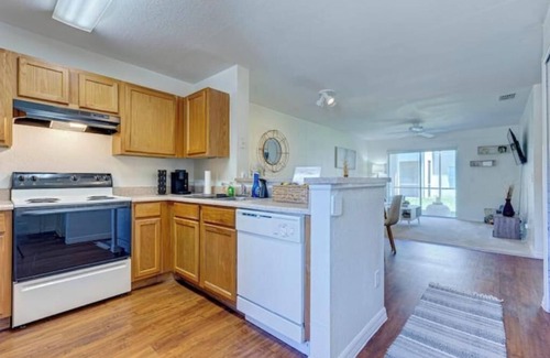 Interchange Square Apartment | Cozy Tropical Home