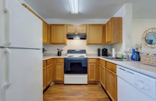 Interchange Square Apartment | Cozy Tropical Home