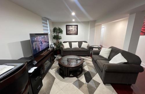 Meadowvale Village Apartment | Cozy Two-Bedroom Luxury Suite near Toronto Airport