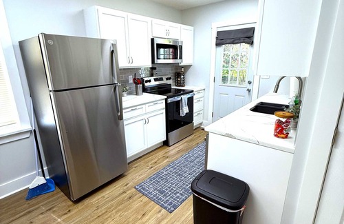 Wilmington Apartment | Cozy unit, King bed & laundry