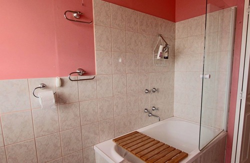 Lakes Entrance House | Cozy Unit with pool just outside and fireplace 2mins drive to beach or town