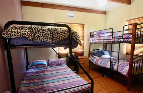 Lakes Entrance House | Cozy Unit with pool just outside and fireplace 2mins drive to beach or town