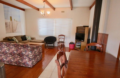 Lakes Entrance House | Cozy Unit with pool just outside and fireplace 2mins drive to beach or town