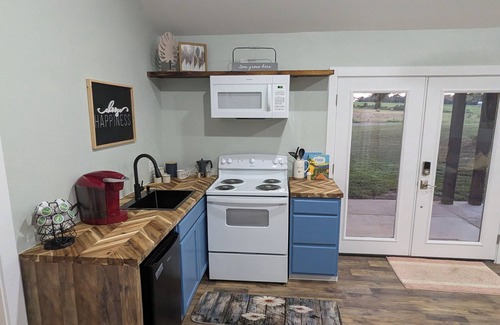 Clarksville Cottage | Cozy Up at Lake Mimosa.