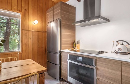 Crestline Cabin | Cozy Updated Cabin w/Views | Walk to Lake Gregory