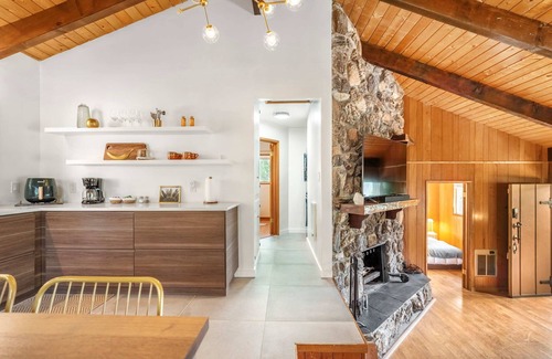 Crestline Cabin | Cozy Updated Cabin w/Views | Walk to Lake Gregory