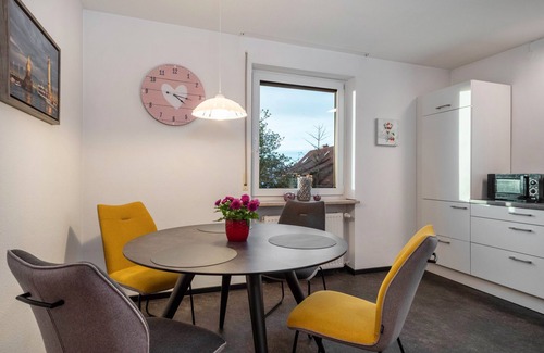 Lindau Apartment | Cozy Vacation Apartment Hotz close to the Golf Club Lindau with Mountain View