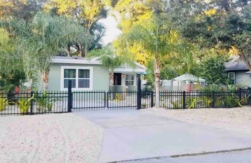 Bayou Oaks Apartment | Cozy vacation home 5 mins from downtown!