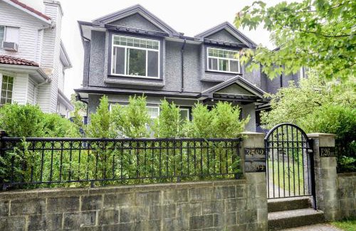 Renfrew-Collingwood House | Cozy Vancouver Retreat with Backyard Oasis