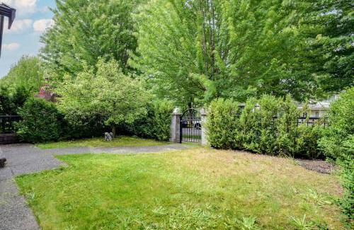 Renfrew-Collingwood House | Cozy Vancouver Retreat with Backyard Oasis