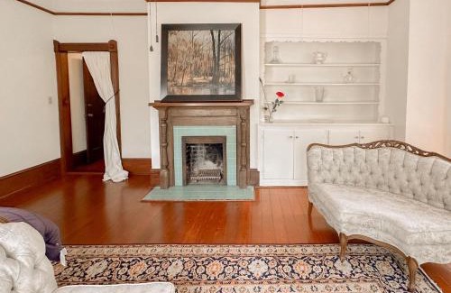 Duckpond Apartment | Cozy Victorian Apartment Downtown Sleeps 5