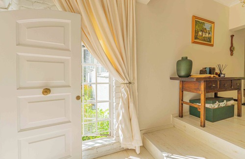 Greater Johannesburg Metropolitan Area House | Cozy Victorian Charm: Pool, Garden & Fireplace