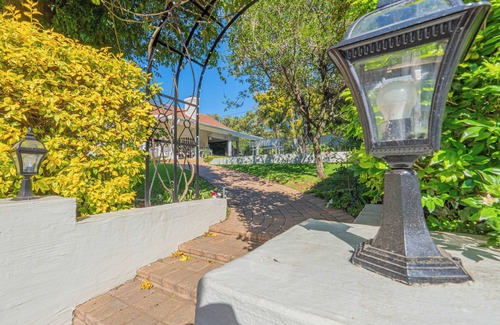 Greater Johannesburg Metropolitan Area House | Cozy Victorian Charm: Pool, Garden & Fireplace