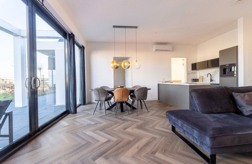 Zeewolde Villa | Cozy Villa with Lakeside Views