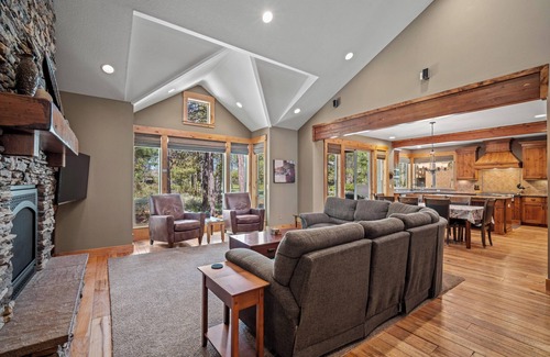Sunriver House | Cozy Village Home with Hot Tub, A/C & Ping Pong