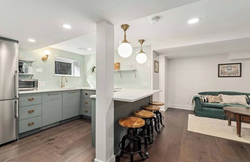 West Highland Apartment | Cozy vintage charm, super walkable