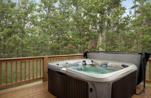 Rio Ski Chalet | Cozy w Hot Tub Fire Pit Wifi Grill Deck & Pets