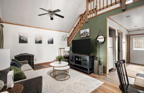 Rio Ski Chalet | Cozy w Hot Tub Fire Pit Wifi Grill Deck & Pets