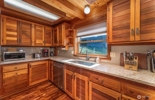 Manson House | Cozy Wapato Point Escape + Hot Tub! Lake views, beach and resort access