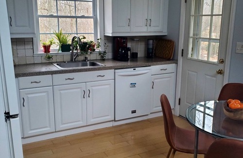 Niantic Cottage | Cozy & Warm Getaway Cottage in Beach Community