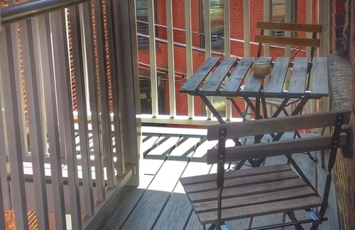 Chelsea Apartment | Cozy/warm Near-Commuter rail, Boston, Airport, Casino and More !