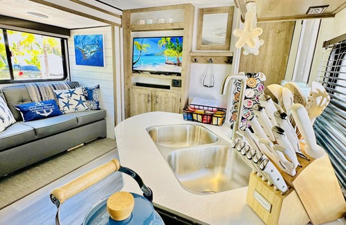 Key Largo RV Rental | Cozy Waterfront Retreat w/Private Boat Dock + Tiki