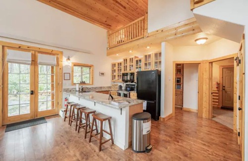 Crystal Lake Cabin | Cozy Woodland Retreat, 4 Beds, Family Friendly