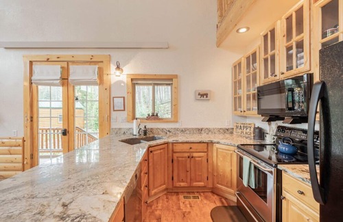 Crystal Lake Cabin | Cozy Woodland Retreat, 4 Beds, Family Friendly
