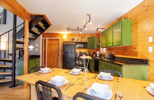 Albrightsville Cabin | CozyCottageGetaway;PetFriendly;FencedYard;Lake;Beach;Pool;JimThorpe;WaterPKs,SKI