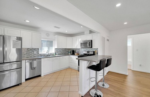 Lowlanders House | CozyStay in Central Silicon Valley w/Parkings, Wifi & AC, next to techs