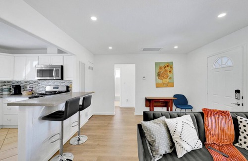 Lowlanders House | CozyStay in Central Silicon Valley w/Parkings, Wifi & AC, next to techs
