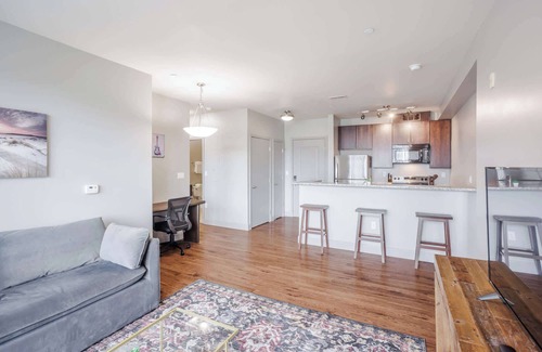 Central Business District Apartment | CozySuites at the Banks gym, pool 09