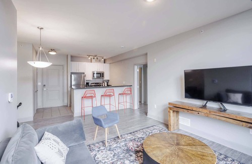 Central Business District Apartment | CozySuites at the Banks gym, pool 10