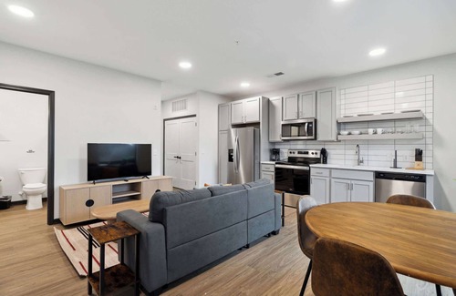 Lockerbie Square Apartment | CozySuites Mass with parking, lounge & roof deck #33